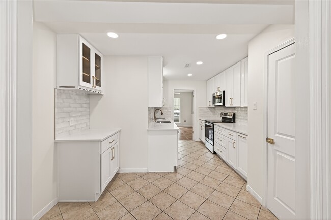 Building Photo - 13244 Trail Hollow Dr