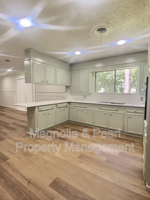Building Photo - 1305 Robinwood Dr