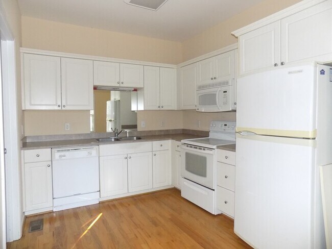 Building Photo - Earlewood-Offering Self Guided Tour with RENTLY!