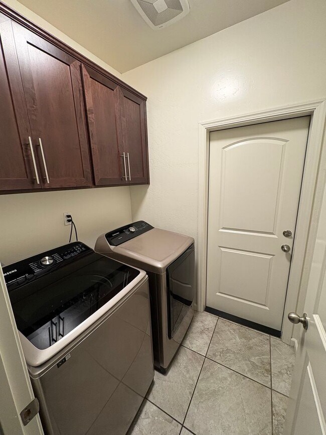 Building Photo - Beautiful home in a gated community Rent Ready!