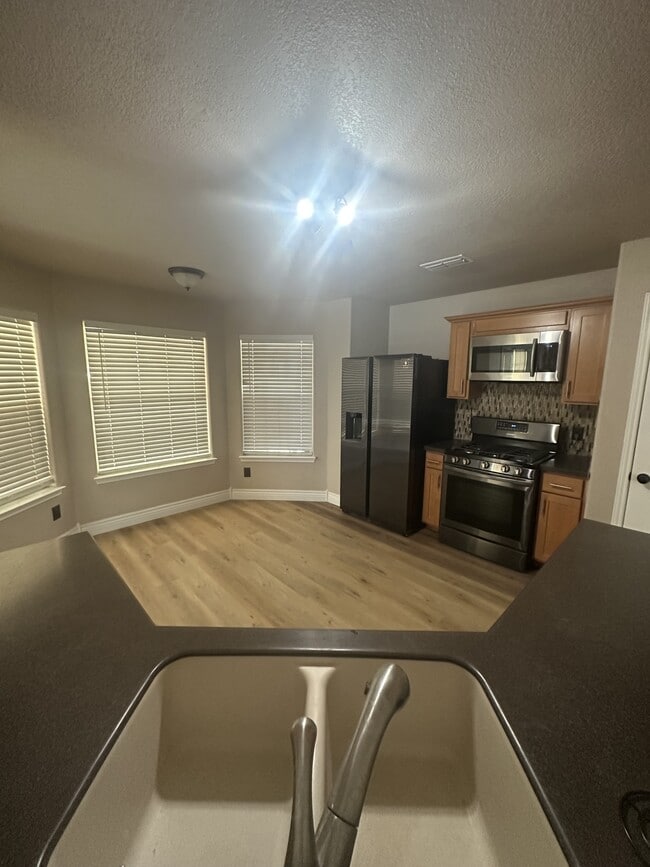 Building Photo - 701 Meadow Top
