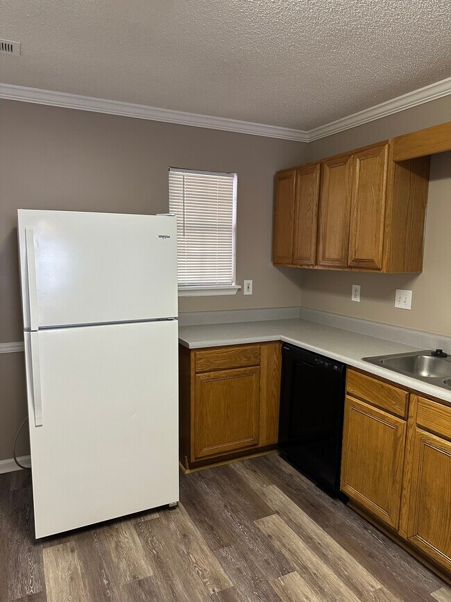 Building Photo - 1216 Goldridge Dr SW