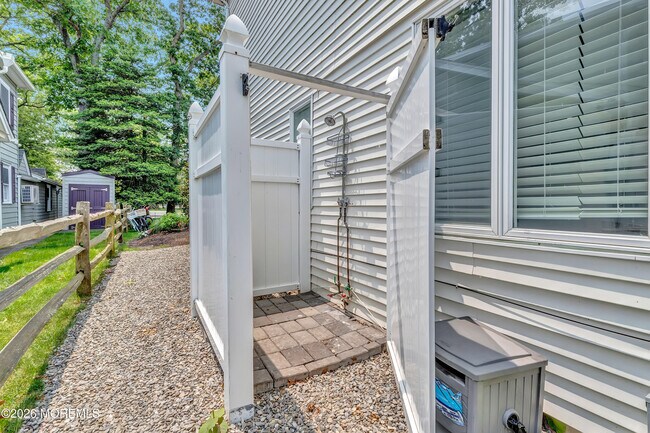 Building Photo - 637 Beacon Blvd