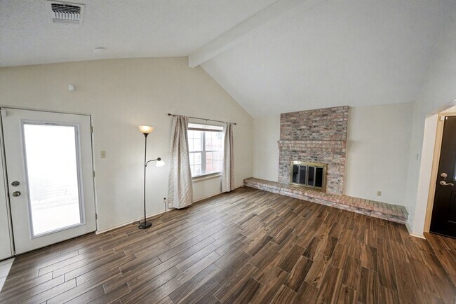 Building Photo - Charming 3-bed, 2-bath home in Universal C...
