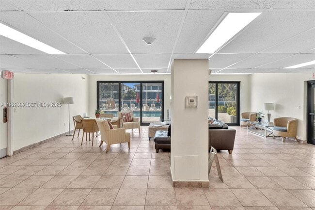 Building Photo - 9800 W Bay Harbor Dr