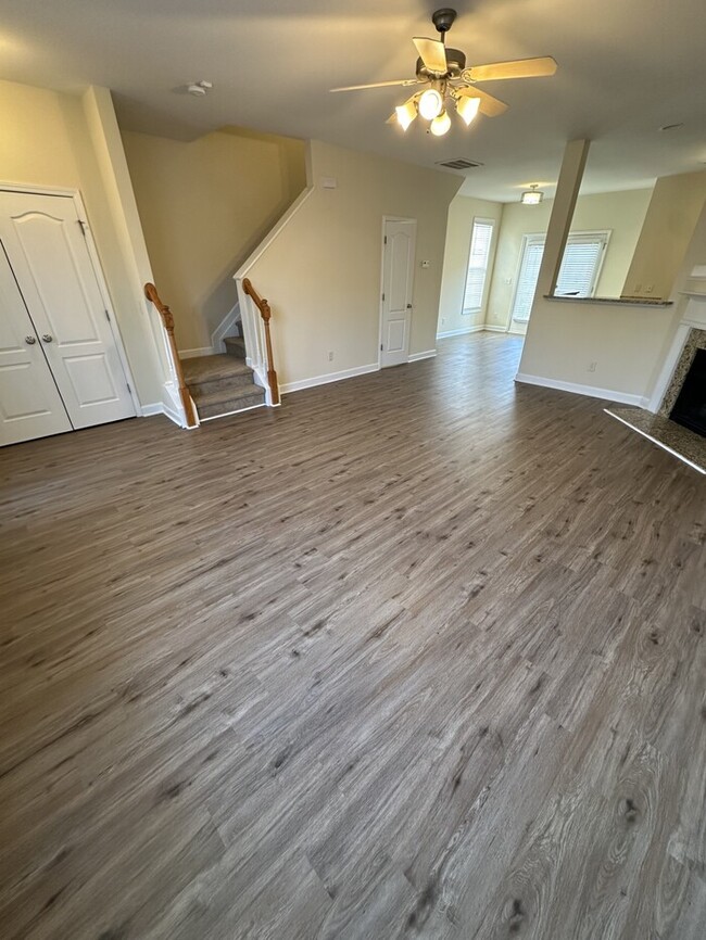 Building Photo - 3 bd 2.5 ba Townhome