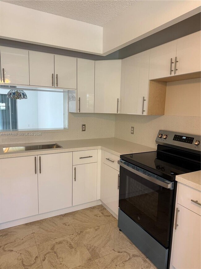 Building Photo - 550 SW 137th Ave