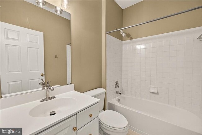 Building Photo - 6430 Bellevue Pl