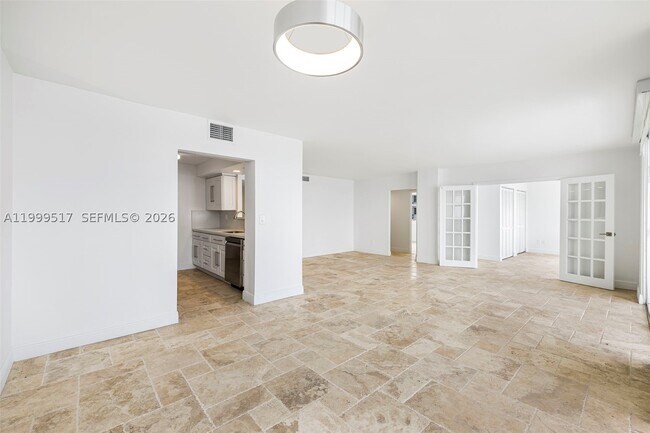 Building Photo - 1420 Brickell Bay Dr
