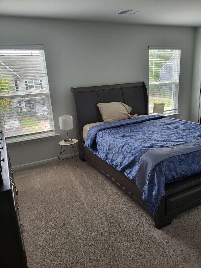 Building Photo - "Spacious Fully Furnished 4-Bedroom Townhouse in Summerville with 3 Full Baths – Your Perfect Fam...