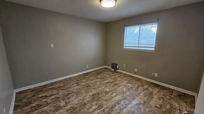 Building Photo - 2115 Glenwood Ln