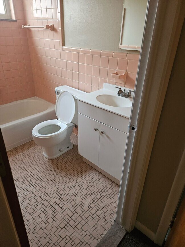 Building Photo - Westside Condo 2 bedroom 1 bath