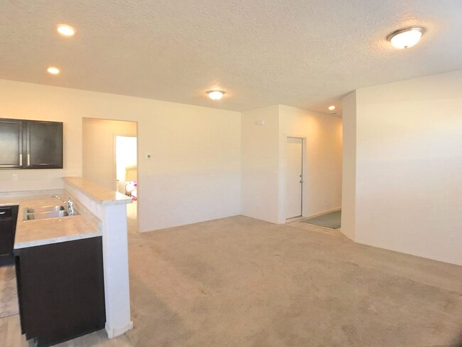 Building Photo - Spacious 4 Bedroom Los Lunas Home. Open la...