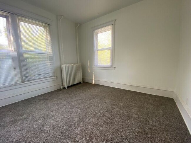 Building Photo - $1,250 | 2 Bedroom, 1 Bathroom 1st Floor A...