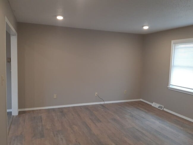 Building Photo - 3 Bedroom 2 bath $1250! Basement! 2 Car ga...
