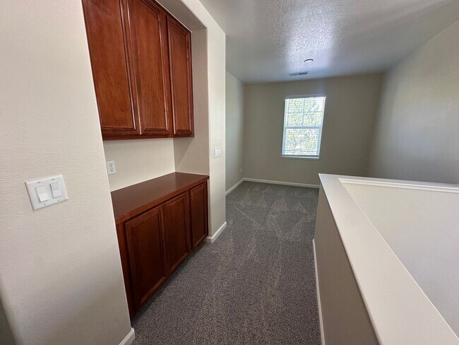 Building Photo - 1690 Spring Hill Dr