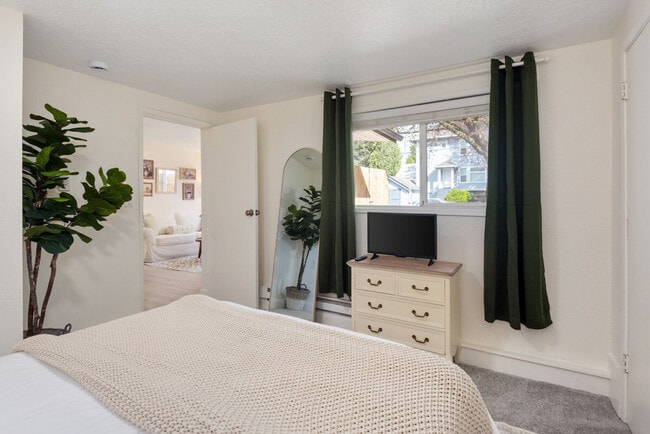 Building Photo - 838 SE Tacoma St