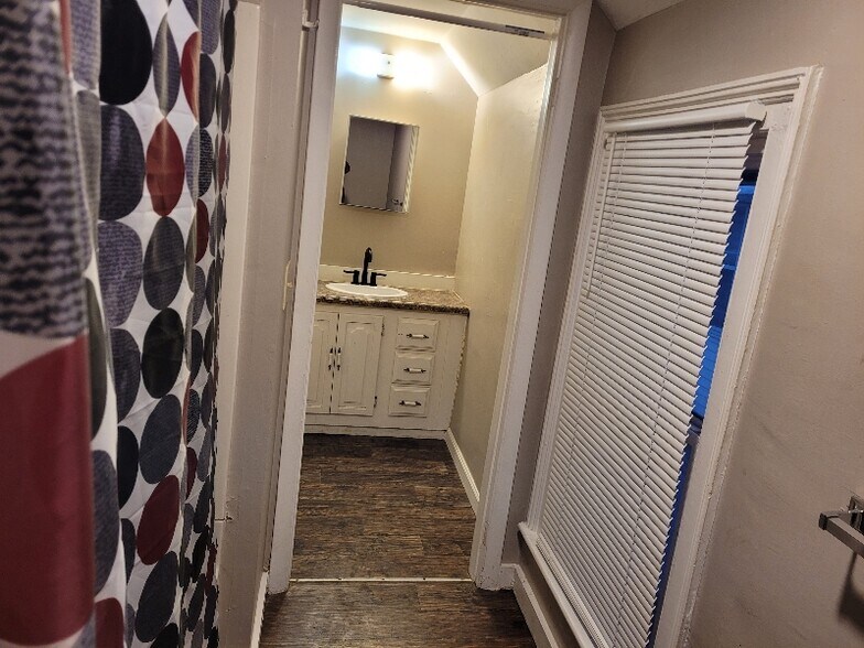 Building Photo - 1010 N Pine St