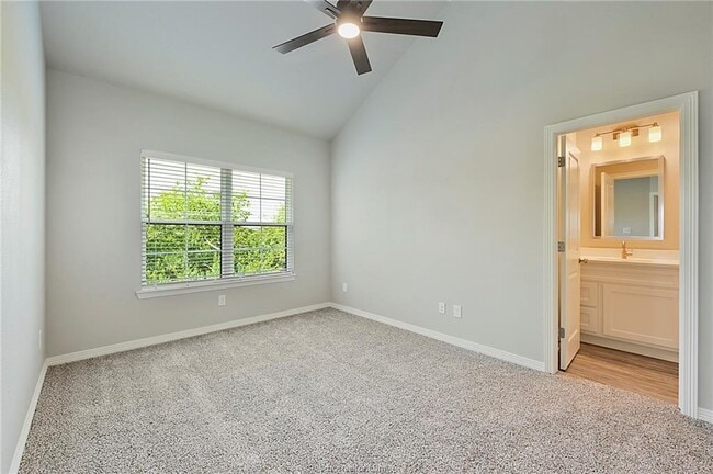 Building Photo - 304 Poplar St
