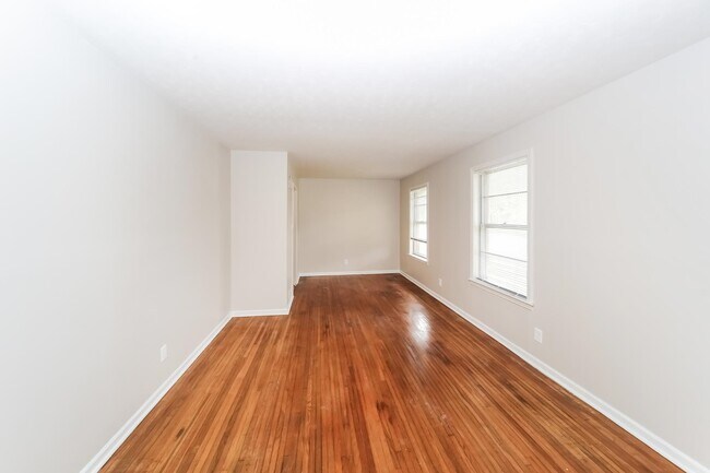 Building Photo - 3045 Beauchamp Dr