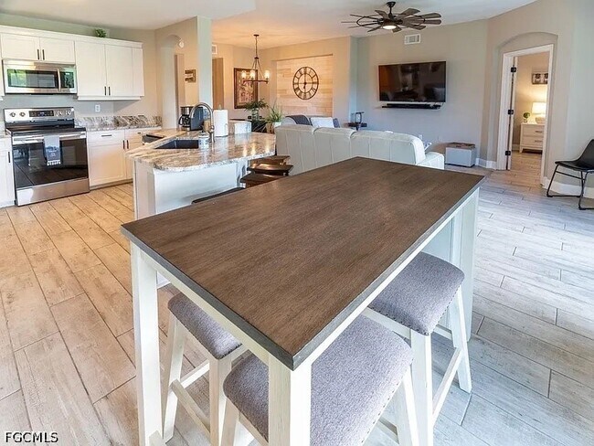 Building Photo - 23084 Lone Oak Dr