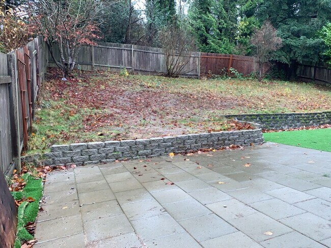 Building Photo - Spacious 3 Bed 2.5 bath Kent Split-Level home