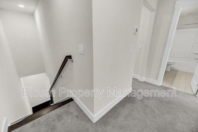 Building Photo - 7770 Park Gate Dr