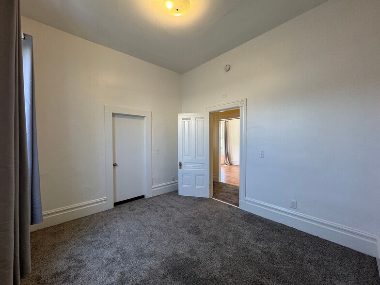 Building Photo - 960 57th St