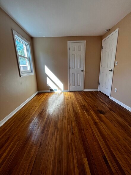 Building Photo - 51 N Seine Dr