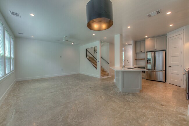 Building Photo - 1205 W 22nd St