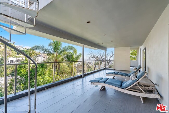 Building Photo - 8614 Hollywood Blvd