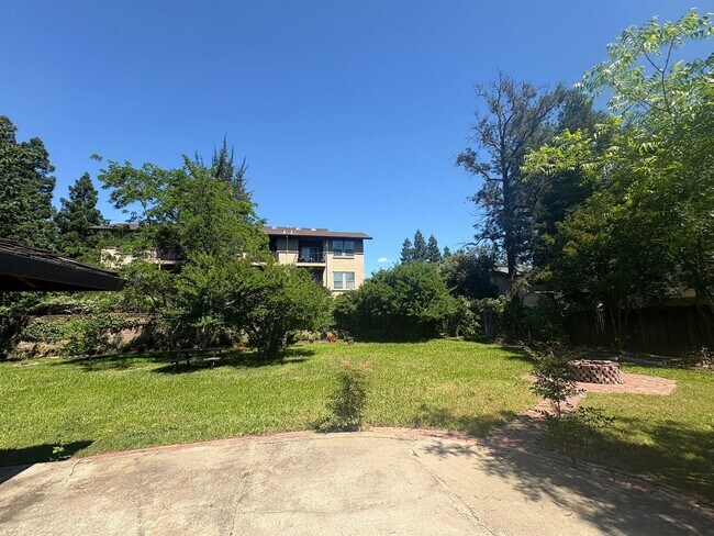 Building Photo - IMMEDIATE MOVE IN! Charming Vintage Sacramento 3 Bed / 1.5 Bath Home with Large Private Yard