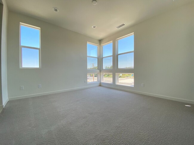 Building Photo - 2 BEDROOM HOME FOR LEASE IN IRVINE