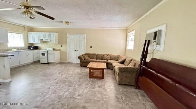 Building Photo - 5557 Floral Ave