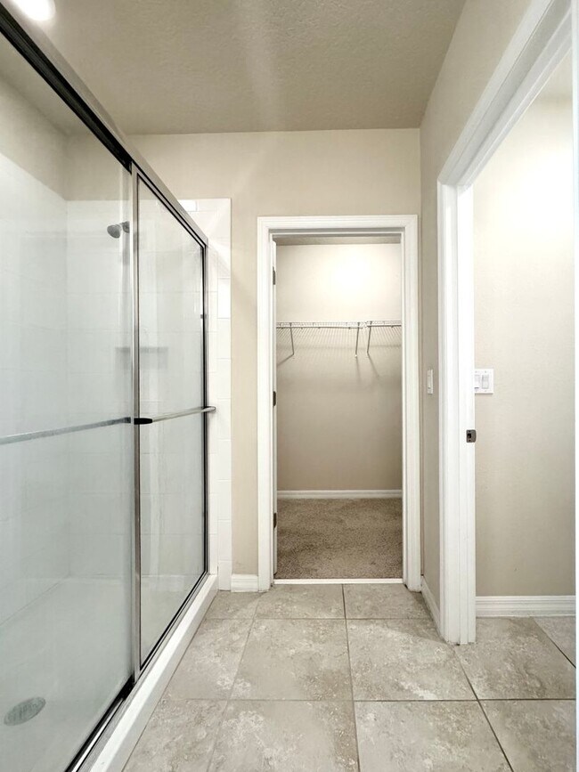 Building Photo - Large 4/3.5 Home located in Waterleigh! Do...