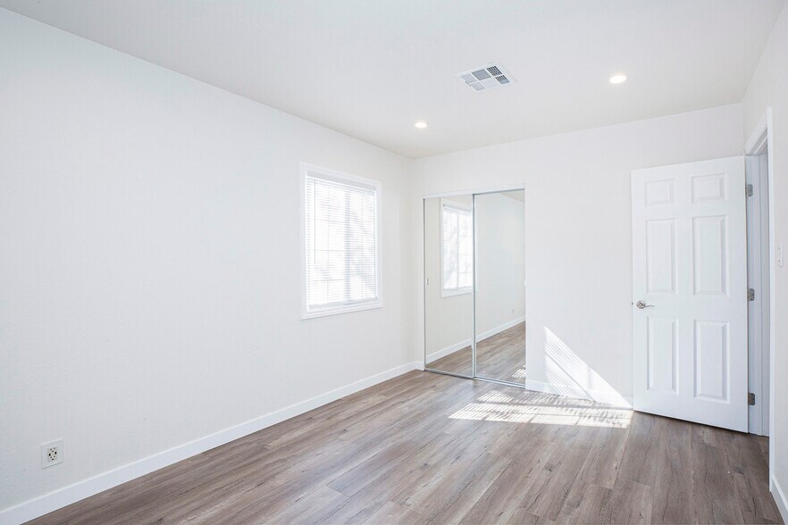Building Photo - 7820 Lasaine Ave