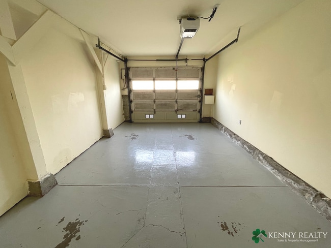 Building Photo - Large Five Bedroom, Three Bathroom with In...