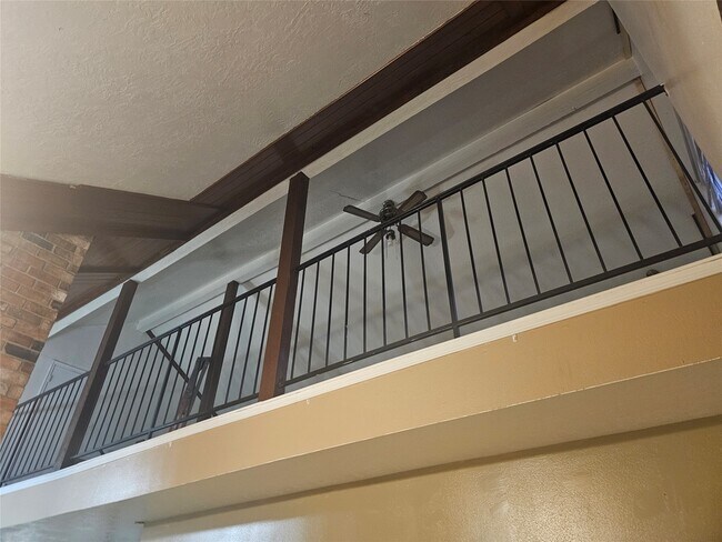 Building Photo - 4011 Alshire Dr