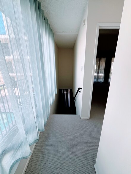 Entry hallway - 999 San Pasqual St