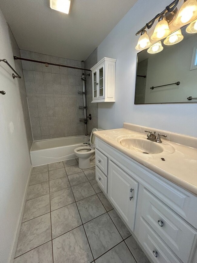 Building Photo - Spacious 3 Bedroom/2 Bathroom in Moanalua ...