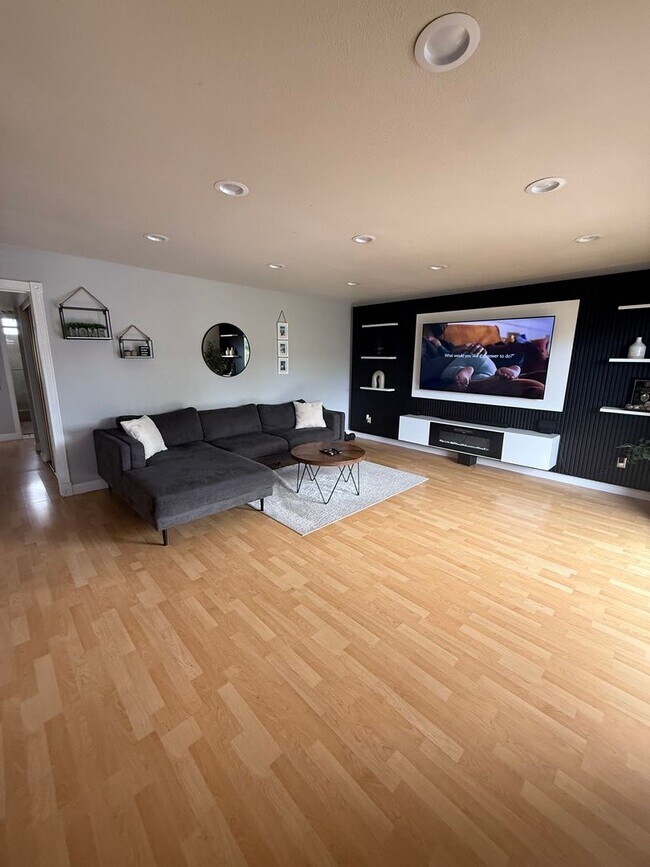 Building Photo - Remodeled 2 Bed, 2 Bath Condo in Quiet Gated Lomita Community