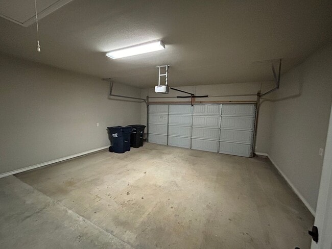 Building Photo - 3 bed/3 bath in South College Station Avai...