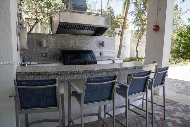 Building Photo - 6515 Collins Ave