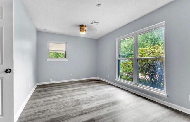 Building Photo - 3962 Fairfield Dr