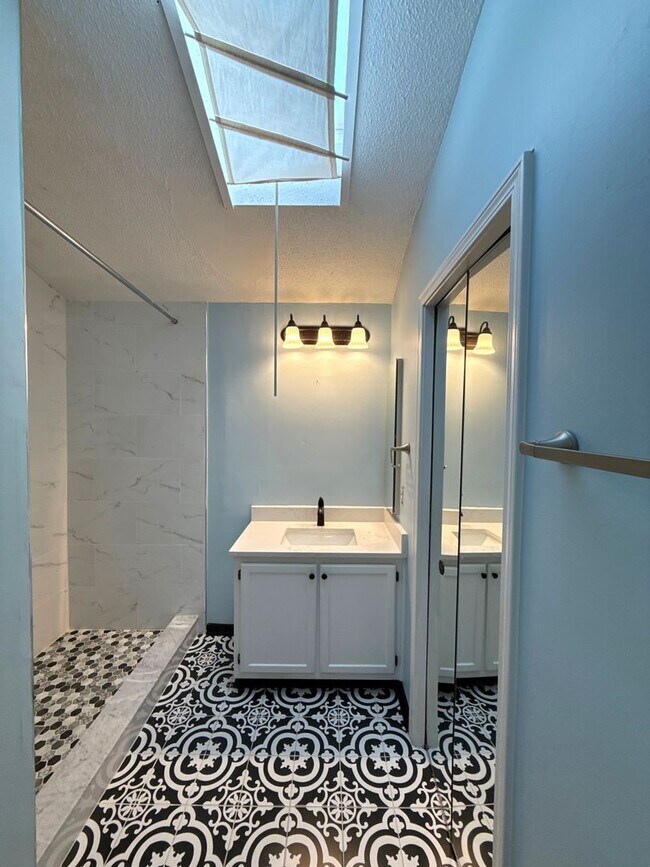 Building Photo - 3-Bedroom Home Close to Ballantyne!