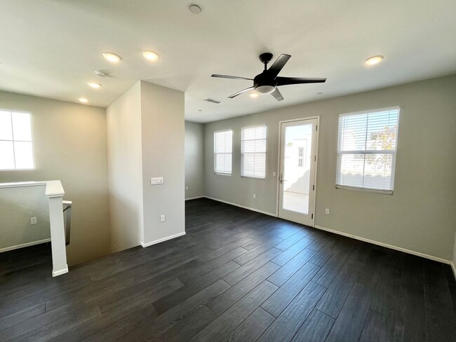 Building Photo - Modern 5B 4BA Townhome w/ AC in Playa Del ...