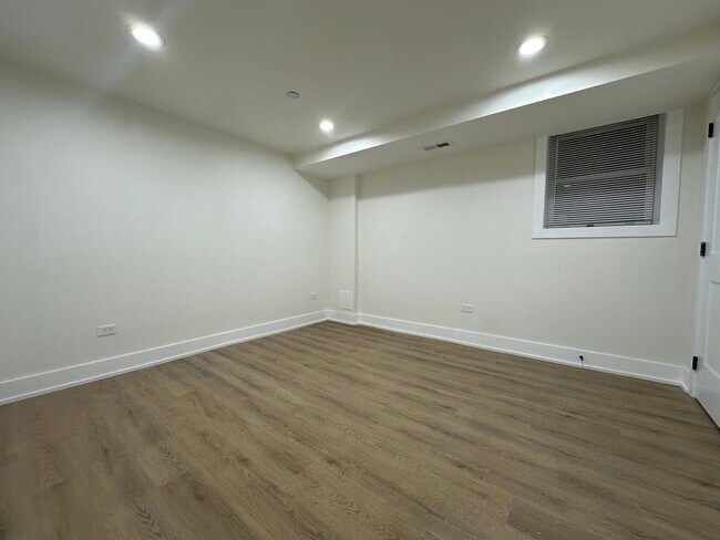 Building Photo - 4338 N Clarendon Ave