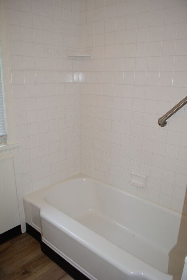 Building Photo - Charming 2-Bedroom Home in Fairview Park