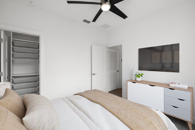 Building Photo - BEAUTIFUL Townhome For Rent in Downtown St Petersburg!