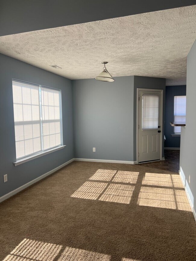 Building Photo - Great location! Close to Everything!